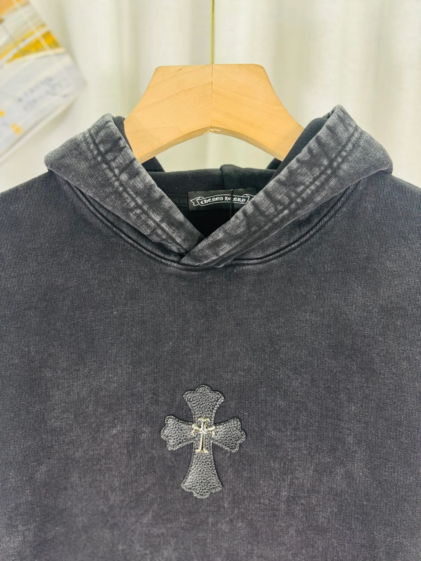 P330 top version, real shot without P, ​​different from market currency) 𝗖𝗵𝗿𝗼𝗺𝗲 𝗛𝗲𝗮𝗿𝘁𝘀/Cro Heart 2025 washed and burned flower patch embroidered autumn and winter new original single counter American veneer 3D three-dimensional couple casual hooded sweatshirt 👑The highest version! Customized fabric 480g tripe terry fabric! American acid-washed and distressed original fabric, laser burning + leather embroidery, exquisite embroidery of letters! The best-selling model in the counter, very comfortable to wear. Accessories: original molded and authenticated collar label➕100% silk wash label. Genuine purchase-grade original hangtag➕matching hanging rope➕3D hanging beads➕original packaging bag. Craftsmanship: The original version has consistent wiring! The highest version of the armhole matching technique! Color: Black Green Size: S M L XL Style No.: 9337